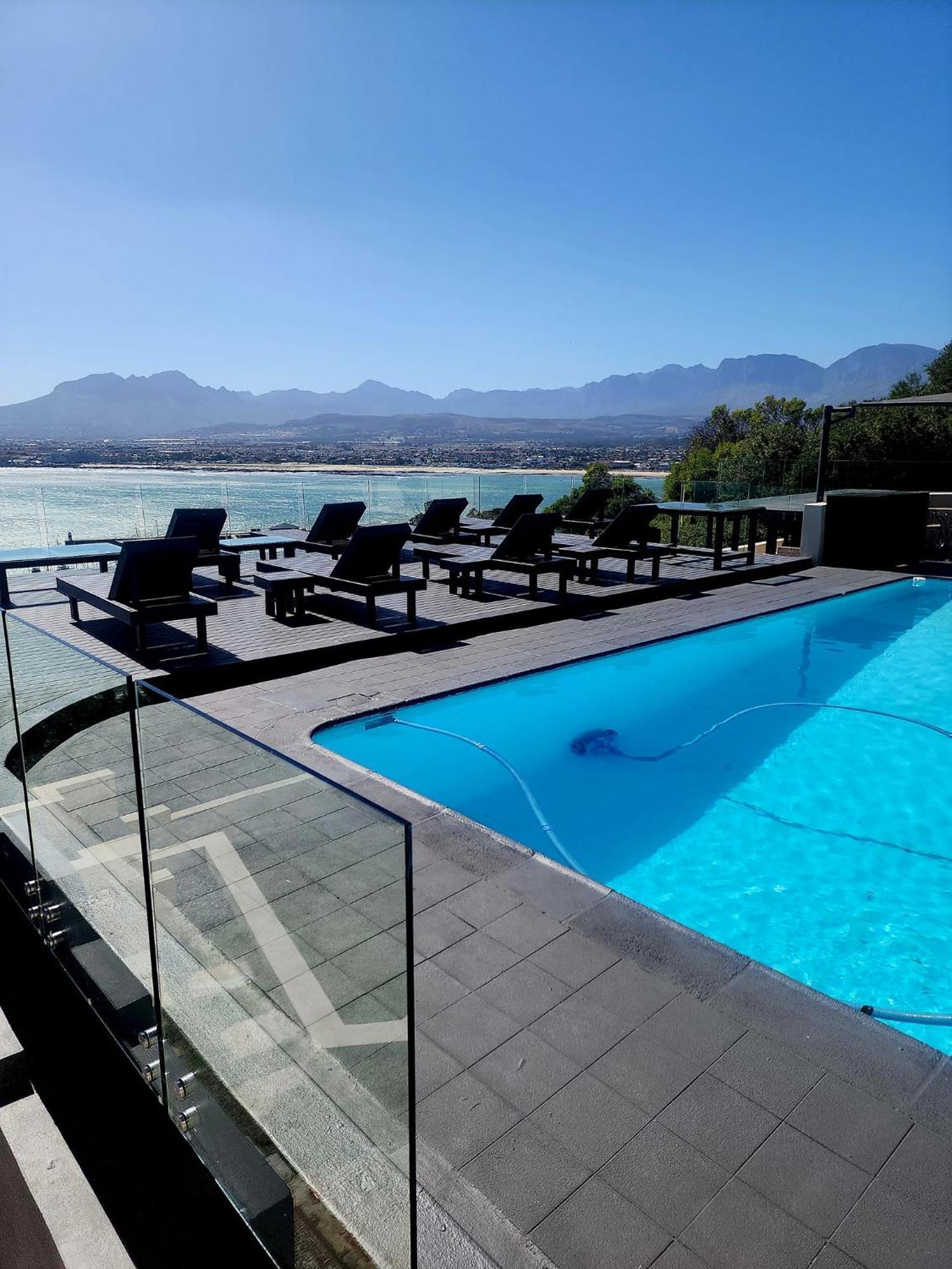 Bikini Beach Manor Apartment